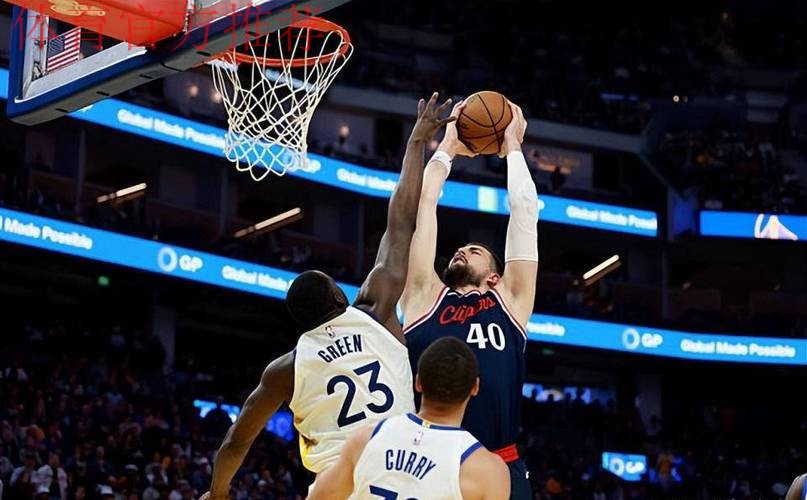 伊维察-祖巴茨半场出战17分钟，3投2中得到4分7篮板